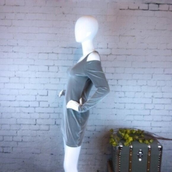 Chaser Velvet Cold Shoulder Keyhole Back Dress Silver Size Medium - Picture 3 of 4